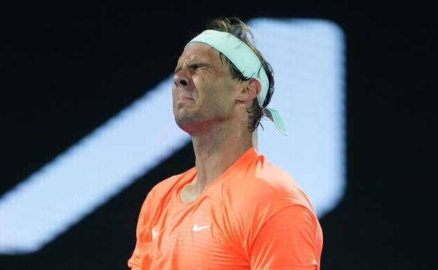 Rafael Nadal, durante aquella derrota con Tsitsipas.  EFE/EPA/DAVE HUNT AUSTRALIA