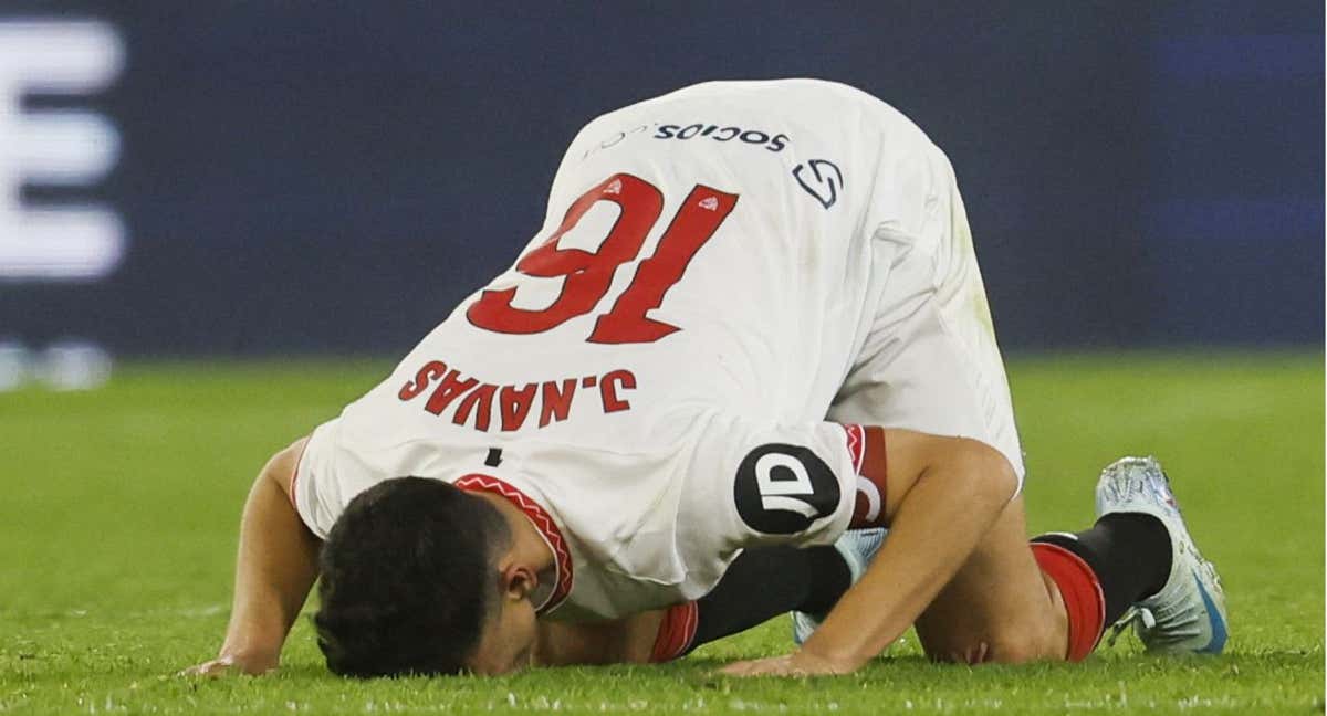 Jesús Navas besa el césped del Sánchez-Pizjuán en su último partido./EFE