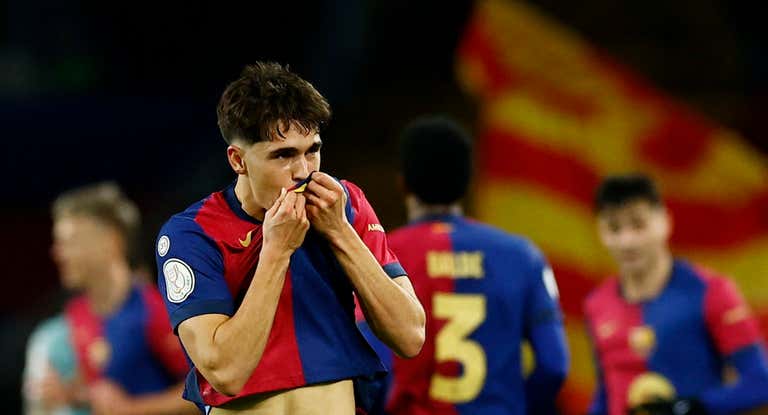 Pau Cubarsí celebra su primer gol con el Barcelona.