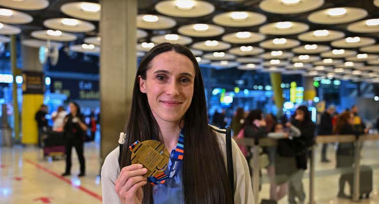 Paula Sevilla posa con la medalla de bronce de los 400 metros a su llegada al aeropuerto Adolfo-Suárez de Madrid este lunes.