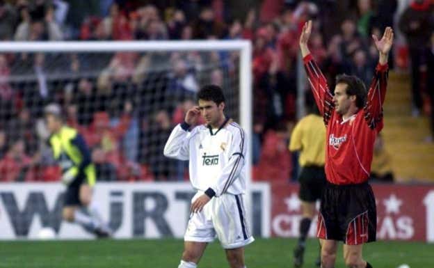 Nanu Soler, con Raúl, en un Mallorca-Real Madrid.