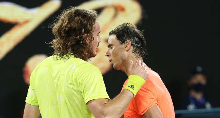 Stefanos Tsitsipas saluda a Rafael Nadal tras remontarle dos sets en Australia 2021.