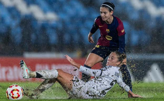 Angeldahl luchando por un balón con Aitana.  FC BARCELONA FEMENINO