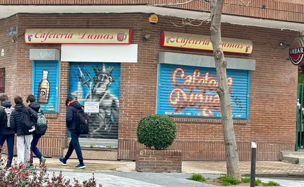 La cafetería Dumas, cerrada, era uno de los clásicos de las previas del Vicente Calderón.  Relevo