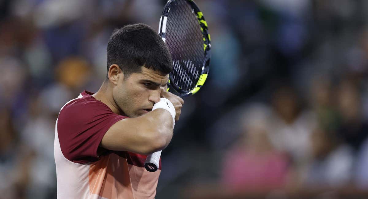 Carlos Alcaraz, pensativo, durante el duelo ante Shapovalov./Efe