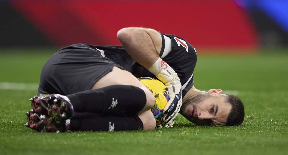 Joan García, atrapando uno de los múltiples balones ante el Girona. /GETTY