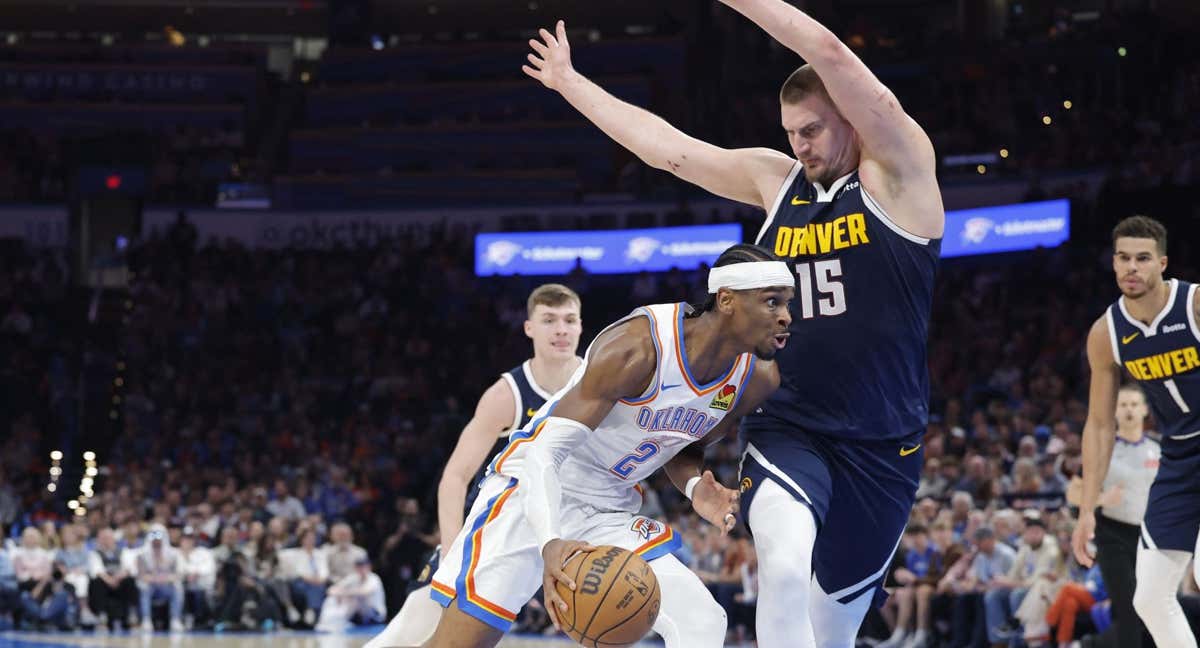 Nikola Jokic frena en seco a Shai Gilgeous-Alexander./Reuters