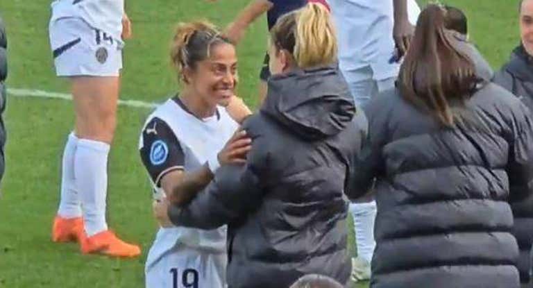 Kerlly Real, jugadora del Valencia, y Alexia Putellas, del Barcelona, se saludan tras el partido entre ambos equipos en el estadio Johan Cruyff.