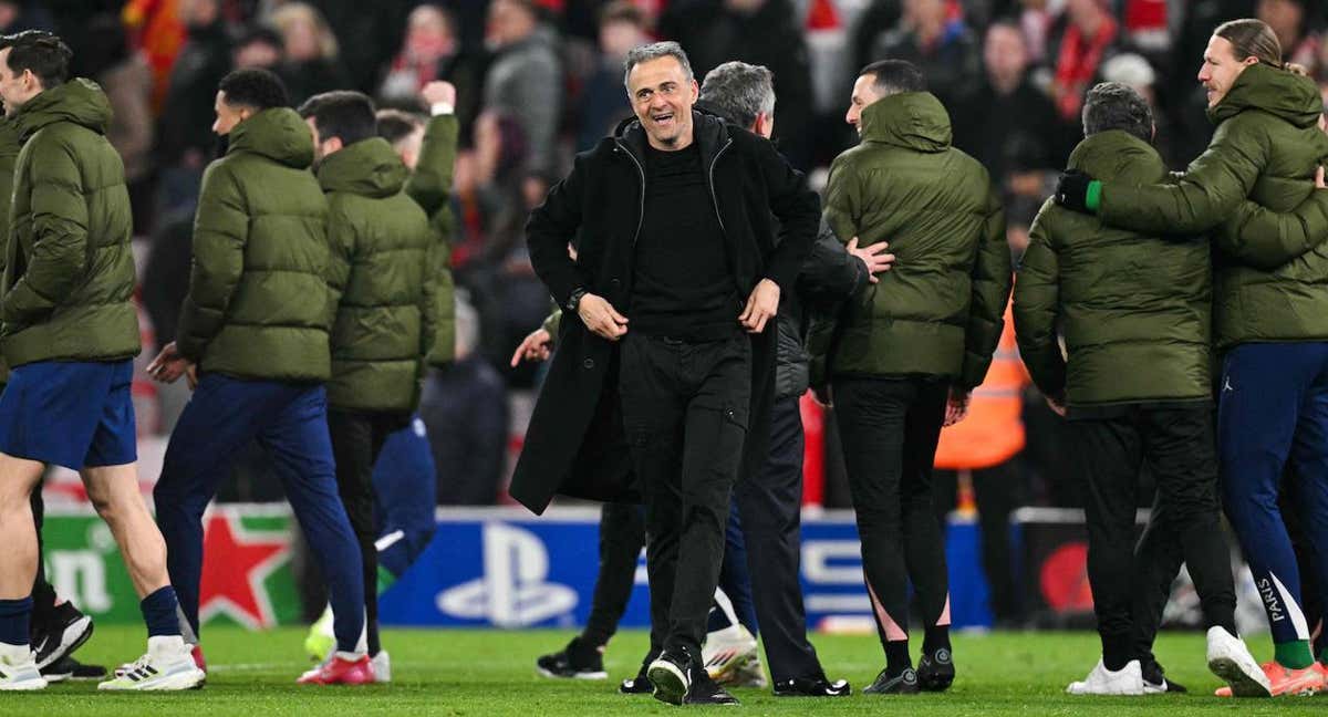 Luis Enrique celebra la clasificación del PSG en el césped de Anfield./REUTERS