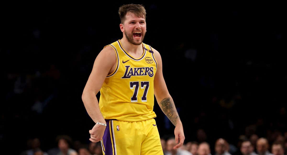 Luka Doncic celebra una de sus canastas en Brooklyn./Reuters