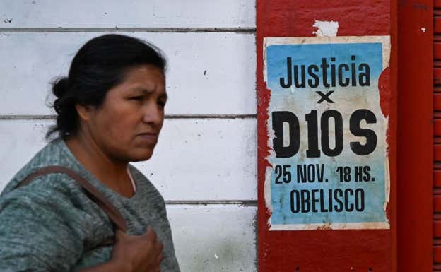 Una mujer pasa por el estadio Diego Maradona en Buenos Aires. AFP