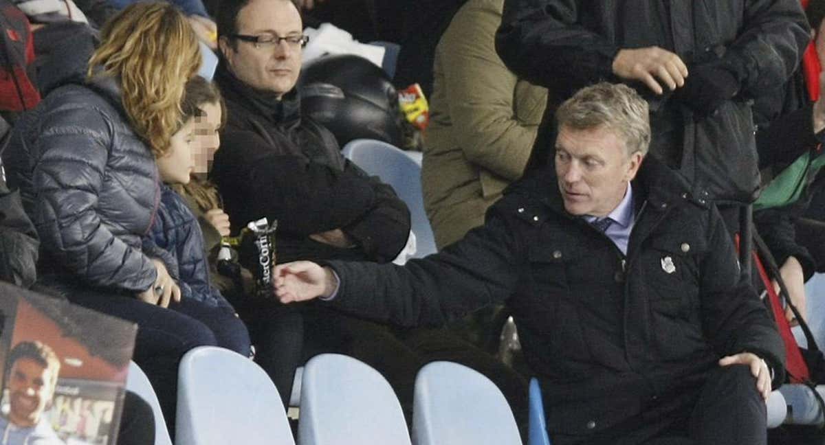 Moyes, tras ser expulsado frente al Villarreal, en la grada de Anoeta junto a los aficionados. /EFE