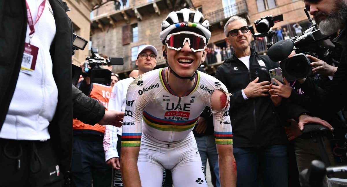 Tadej Pogacar, magullado tras ganar la Strade Bianche./AFP