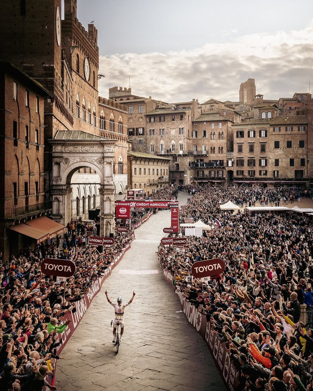 Tadej Pogacar entrando como ganador de la Strade Bianche a la Piazza del Campo de Siena. Alen Milavec