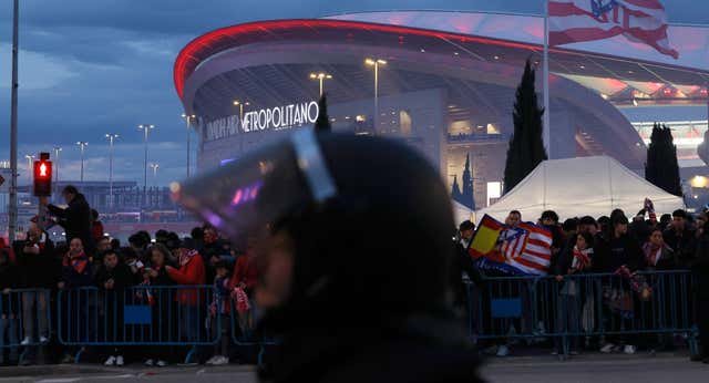 La Policía frena a 300 radicales del Real Madrid que querían colarse en el Metropolitano sin entrada