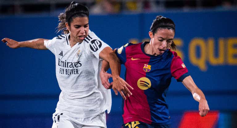 Alba Redondo, jugadora del Real Madrid, y Aitana Bonmatí, del Barcelona, durante el Clásico de las semifinales de Copa de la Reina.