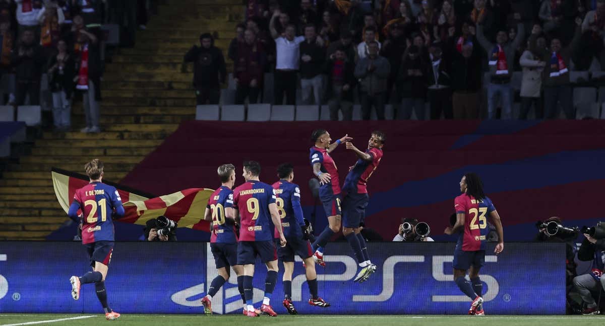 Los futbolistas del Barça celebran el primer gol de Raphinha ante el Benfica. /EP