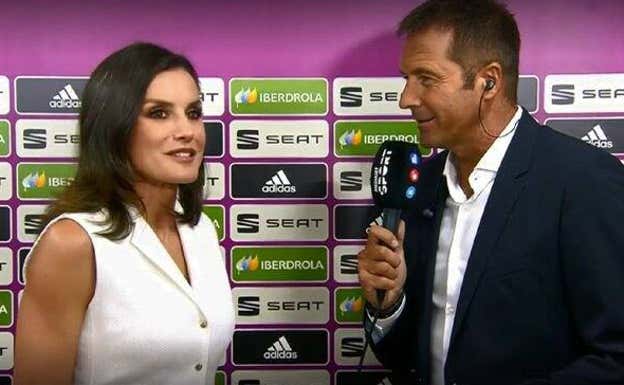 Manu Carreño entrevistando a Doña Letizia durante la emisión de la final de la Copa de la Reina.  Mediaset