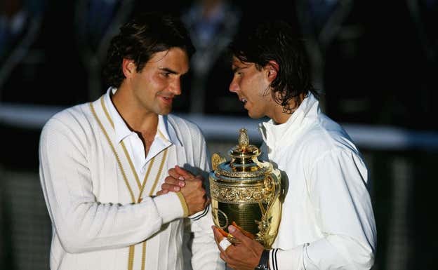 Nadal y Federer se saludan tras la final de Wimbledon 2008.  Julian Finney/Getty Images