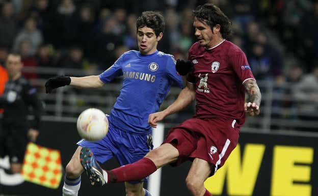 César Navas disputa un balón con Oscar, del Chelsea, en la Europa League. Getty Images