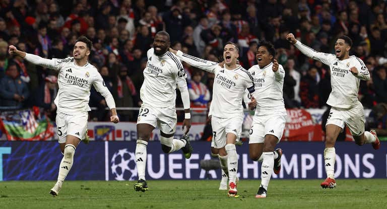 Los jugadores del Real Madrid celebran el penalti de Rüdiger en la tanda.