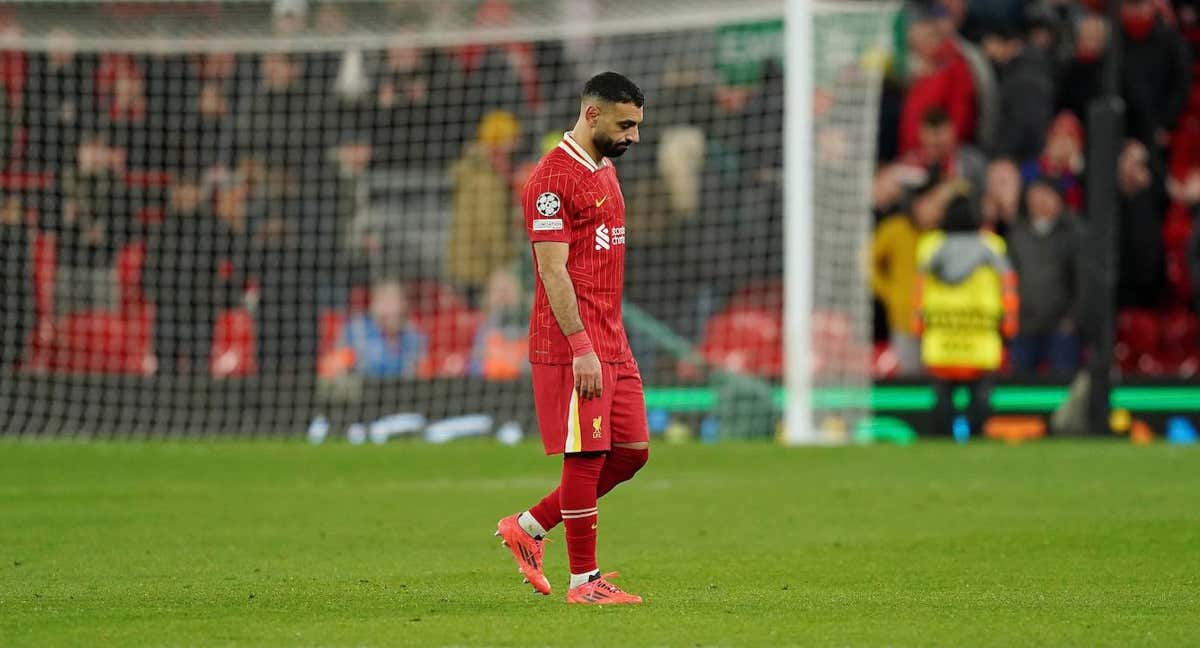 Mo Salah se marcha disgustado tras la eliminación.