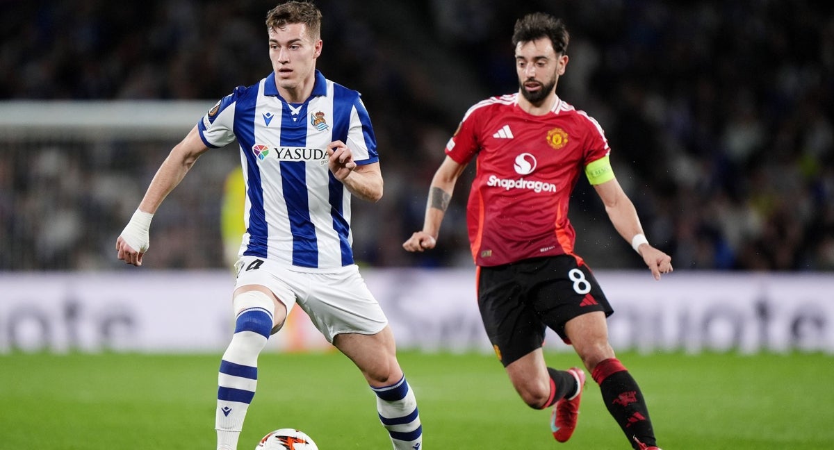 Luka Sucic junto a Bruno Fernades, en una acción en el partido de ida jugado en el Reale Arena.