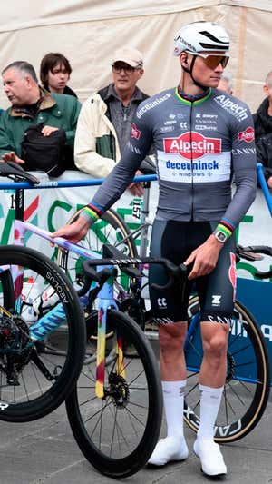 Mathieu Van der Poel es uno de los grandes favoritos para ganar la Milán-San Remo 2025. EFE