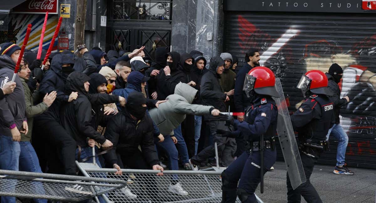 La Ertzaintza cargando contra los aficionados. /REUTERS