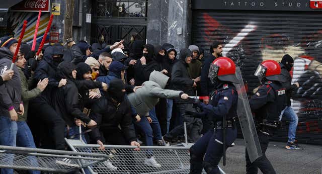 Seis detenidos en los disturbios, botellazos a la Ertzaintza, bengalas y bolas de goma en la previa del Athletic – Roma en San Mamés