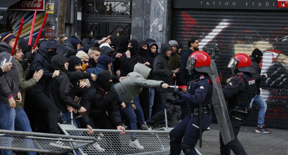 La Ertzaintza cargando contra los aficionados.