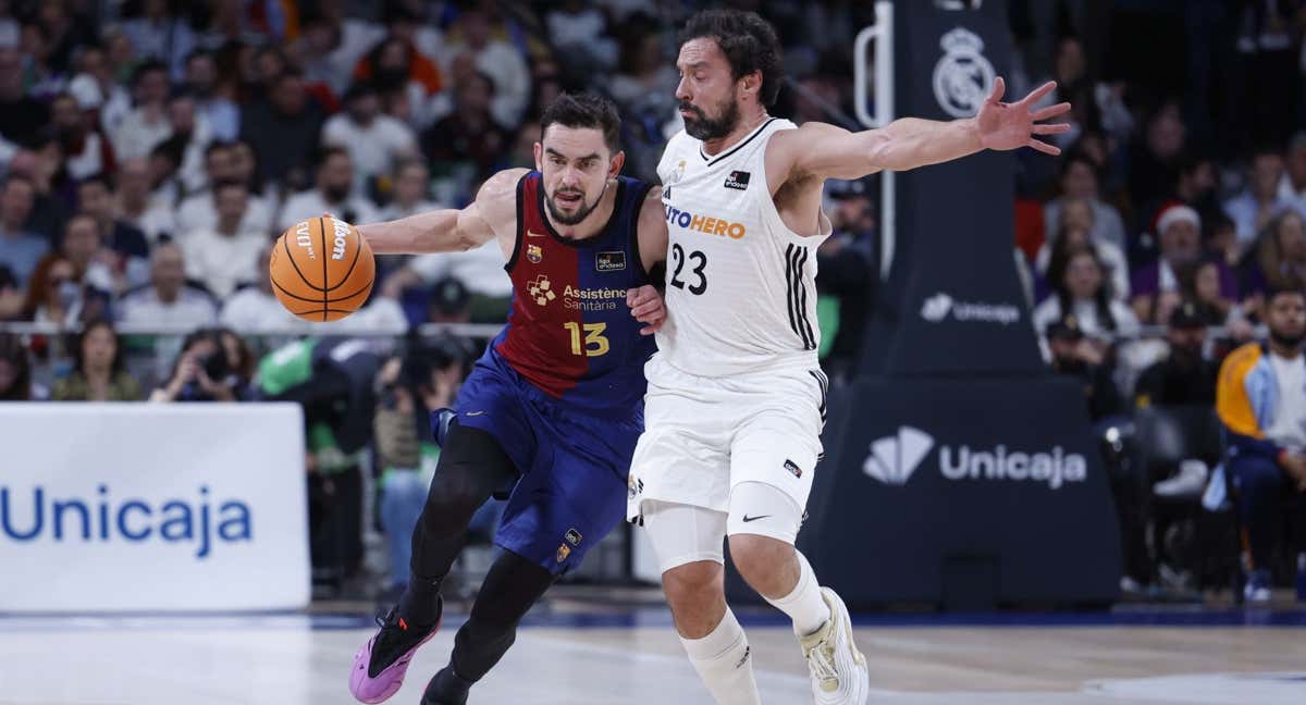 Tomas Satoransky (i) y Sergio Llull (d) durante el último Real Madrid y FC Barcelona de la Liga Endesa. /acb Photo/María Jiménez