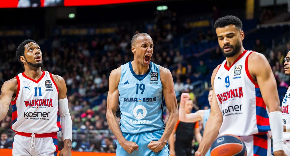 Una jugada del partido entre el ALBA Berlín y el Baskonia. /GETTY IMAGES/MATHIAS RENNER