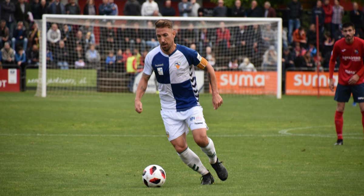 Angel Martínez con la camiseta y el brazalete del Sabadell. /CE SABADELL