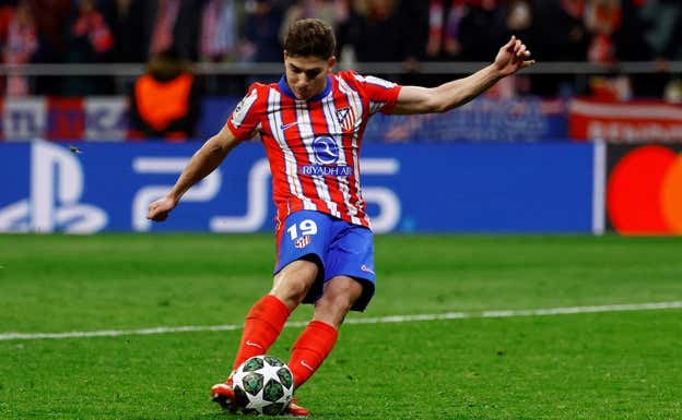Momento en el que Julián Alvarez lanza su polémico penalti. REUTERS