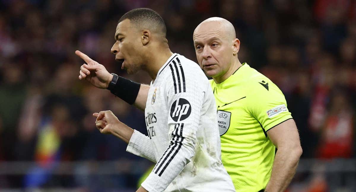 Marciniak discute con Mbappé. /REUTERS