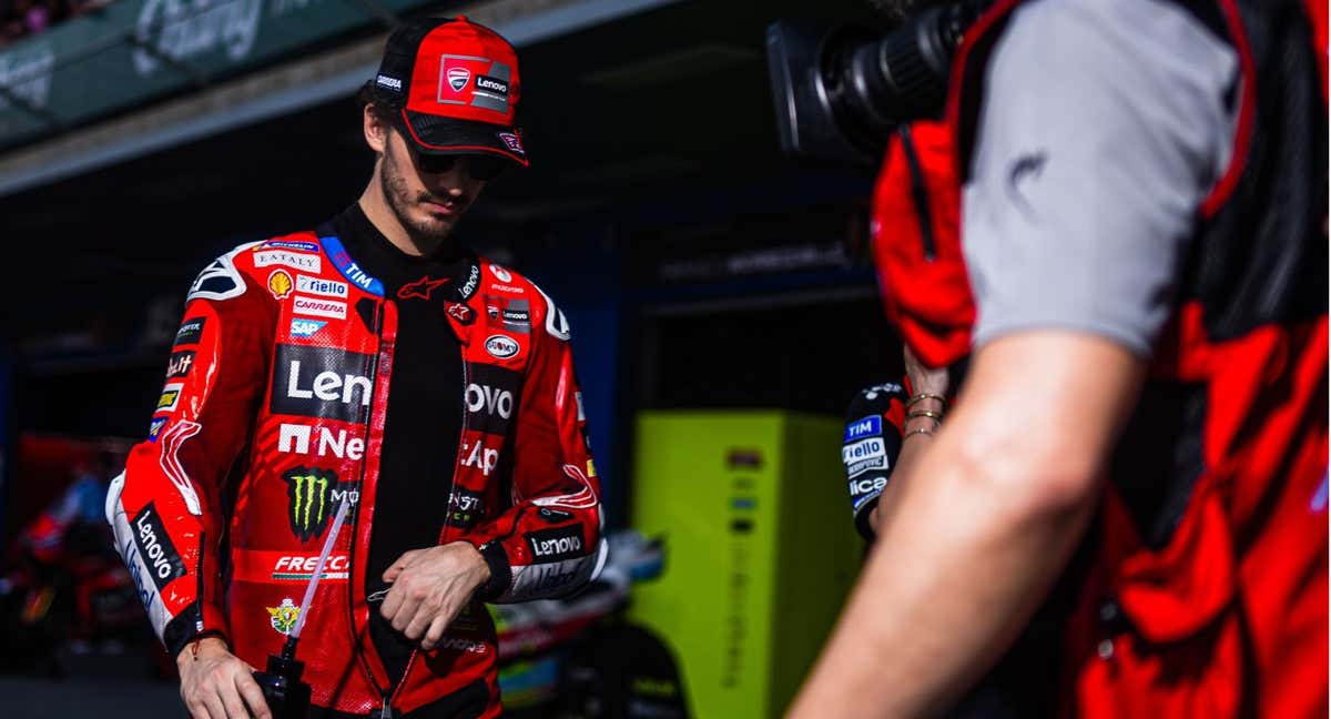 Pecco Bagnaia en el pit lane de Tailandia.