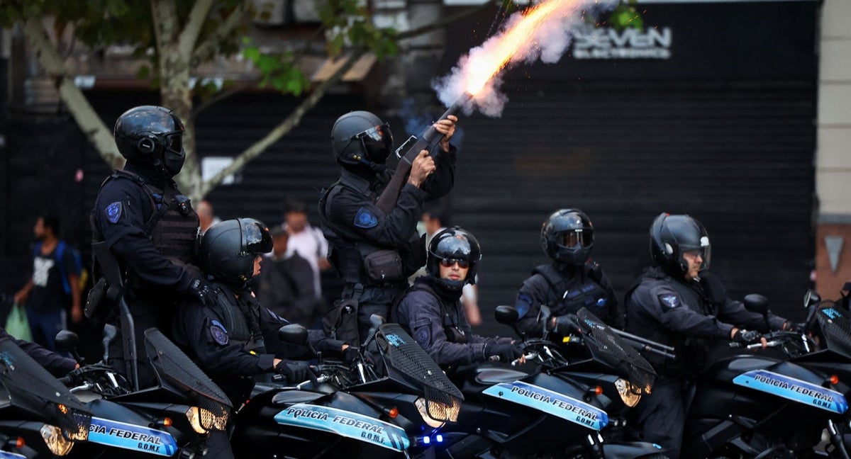 La policía argentina carga contra los manifestantes.