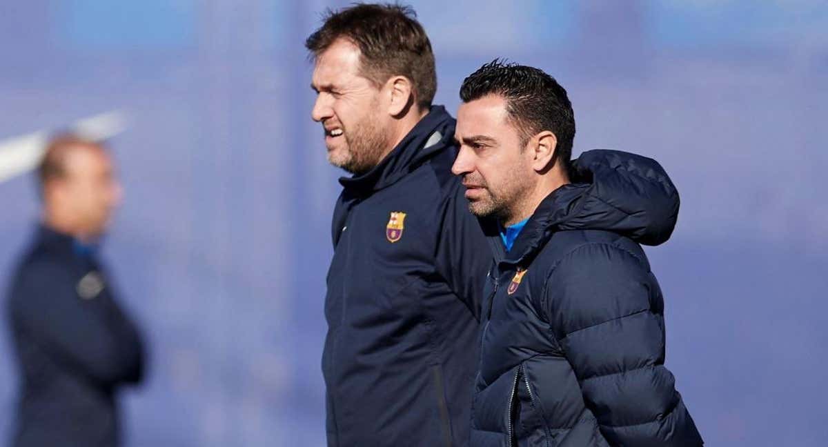 Sergio Alegre siguiendo un entrenamiento con Xavi Hernández. /@FCBarcelona