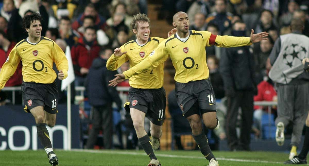 Thierry Henry celebra, junto a Cesc y Hleb, el tanto en el Bernabéu en los octavos de la Champions de 2006./ABC