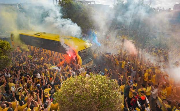 La guagua con los jugadores de la UD, por Fondos de Segura UD LAS PALMAS