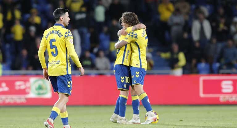Moleiro y Fábio Silva se abrazan festejando los goles del empate.