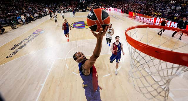 Tres horas de calentamiento y una vuelta con exhibición chocan con la inactividad del Barça en la renovación de Kevin Punter: «Él nos ha hecho ser dominadores…»
