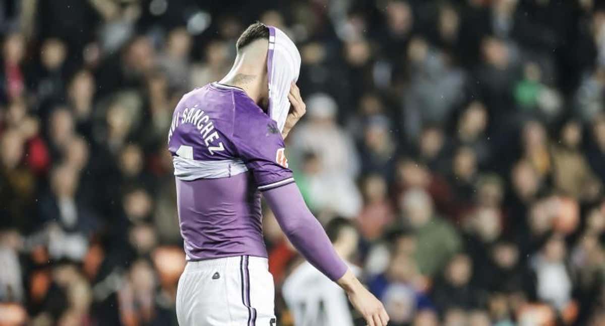 Javi Sánchez se tapa la cara con la camiseta en un partido del Real Valladolid. /