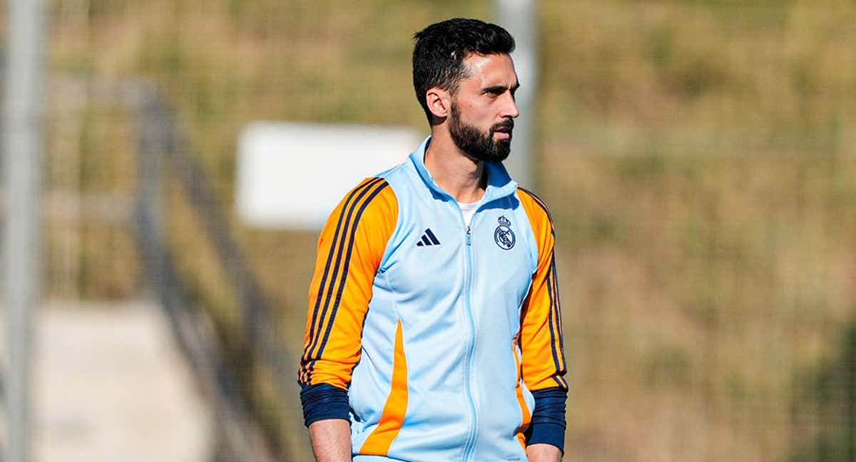 Álvaro Arbeloa, pensativo durante un partido./@lafabricacrm