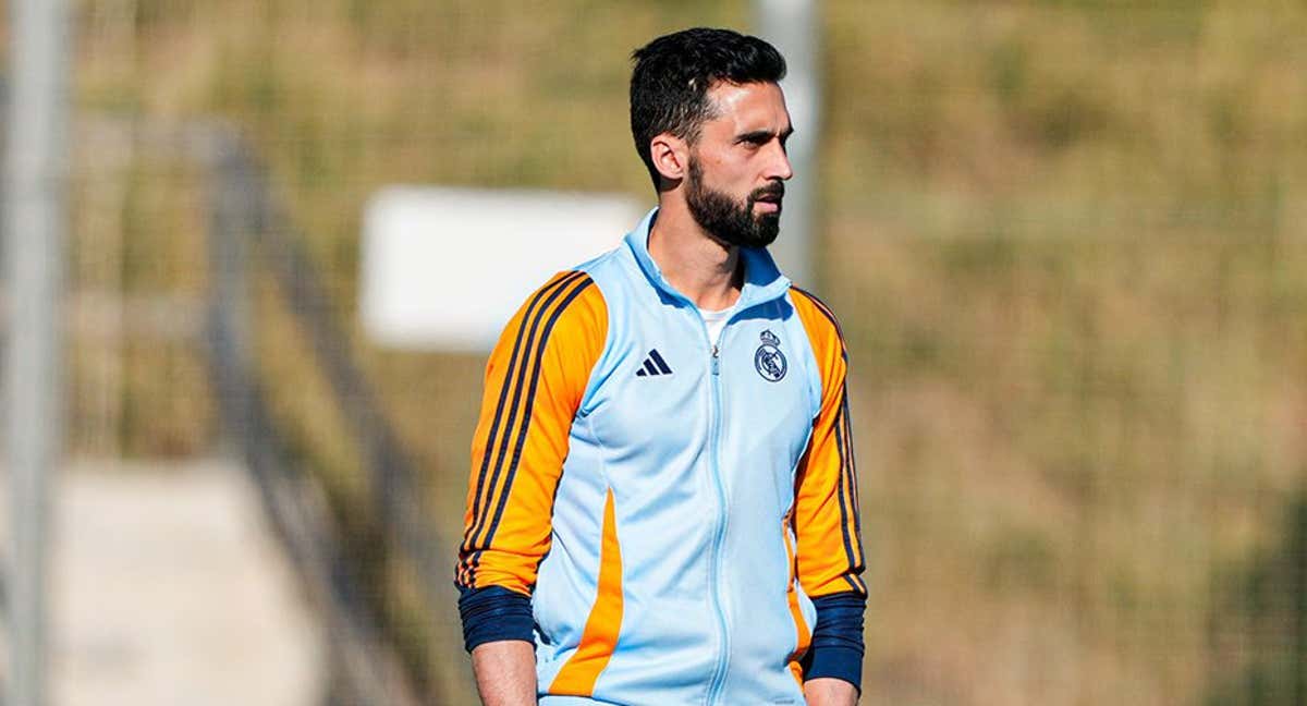 Álvaro Arbeloa, pensativo durante un partido.
