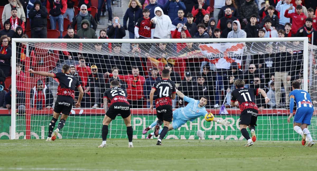 Joan García en el primer penalti que detuvo. /RCDE / Carlos Mira