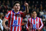 Julián Álvarez se 'olvida' de su penalti y elogia a Lamine Yamal antes de recibir al Barça: “Es uno de los mejores jugadores del mundo”