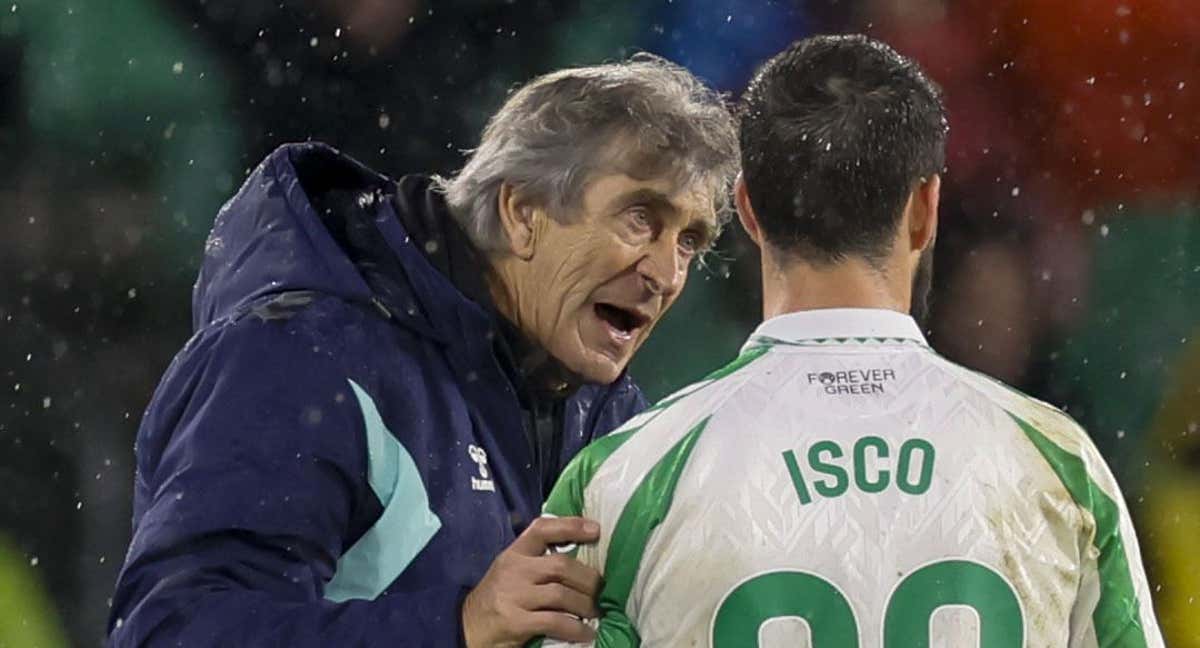 Pellegrini habla con Isco en un partido del Betis./EFE