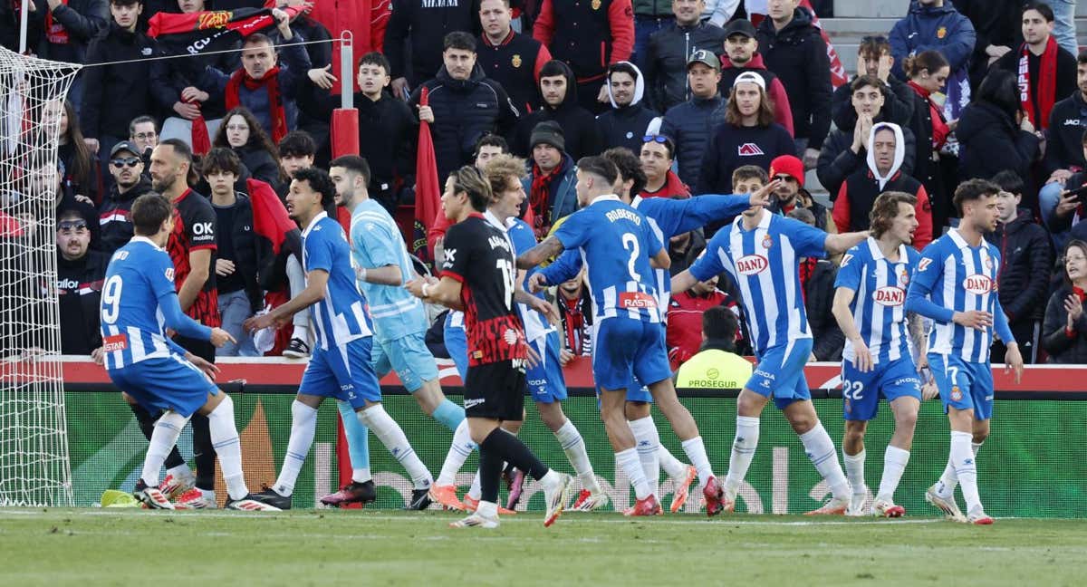 Los jugadores del Espanyol se quejaron tras el último penalti señalado. /RCDE